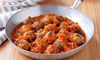 Boulettes de viande dans une poêle avec sauce - 6 délicieuses recettes avec photos étape par étape