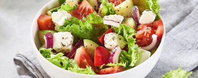 Salada grega clássica - 10 receitas passo a passo com fotos