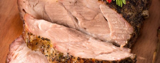 Χοιρινό χοιρινό σε αλουμινόχαρτο στο φούρνο